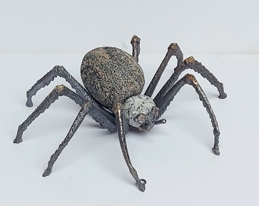 Voras, 2025, žalvaris, akmuo, h 7,5x24x21 cm, 1/1