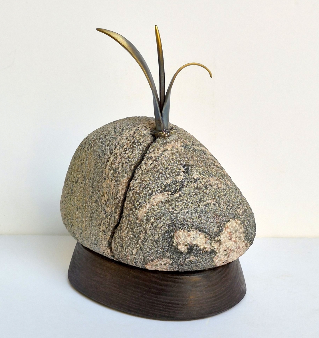 Daigelis, 2026, žalvaris, akmuo, medis, h 20,5x16x11 cm, 1/1