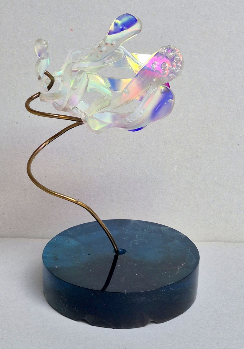 „Pokyčių vėjas“, Keliaujančias kopas sustabdė kalnapušių šaknys  pasikeitė vėjo garsas matai? (A.Zet), 2015, stiklas bullseye, plexiglas, žalvaris, mišri technika, 24x20x20 cm  