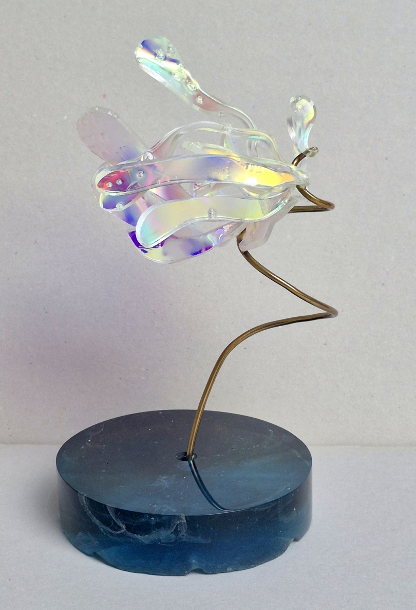 „Pokyčių vėjas“, Keliaujančias kopas sustabdė kalnapušių šaknys  pasikeitė vėjo garsas matai? (A.Zet), 2015, stiklas bullseye, plexiglas, žalvaris, mišri technika, 24x20x20 cm  