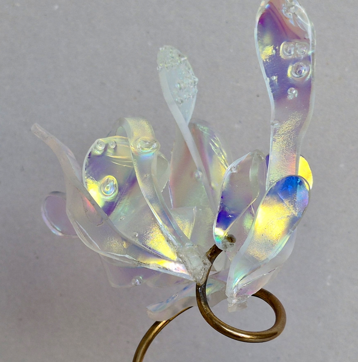 „Pokyčių vėjas“, Keliaujančias kopas sustabdė kalnapušių šaknys  pasikeitė vėjo garsas matai? (A.Zet), 2015, stiklas bullseye, plexiglas, žalvaris, mišri technika, 24x20x20 cm  