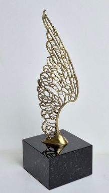 angelo-sparnas-2021-bronza-h-26x8x8-cm-1200e-5_1781619040-11e22306c6724de4c62d982f98c802eb.jpg