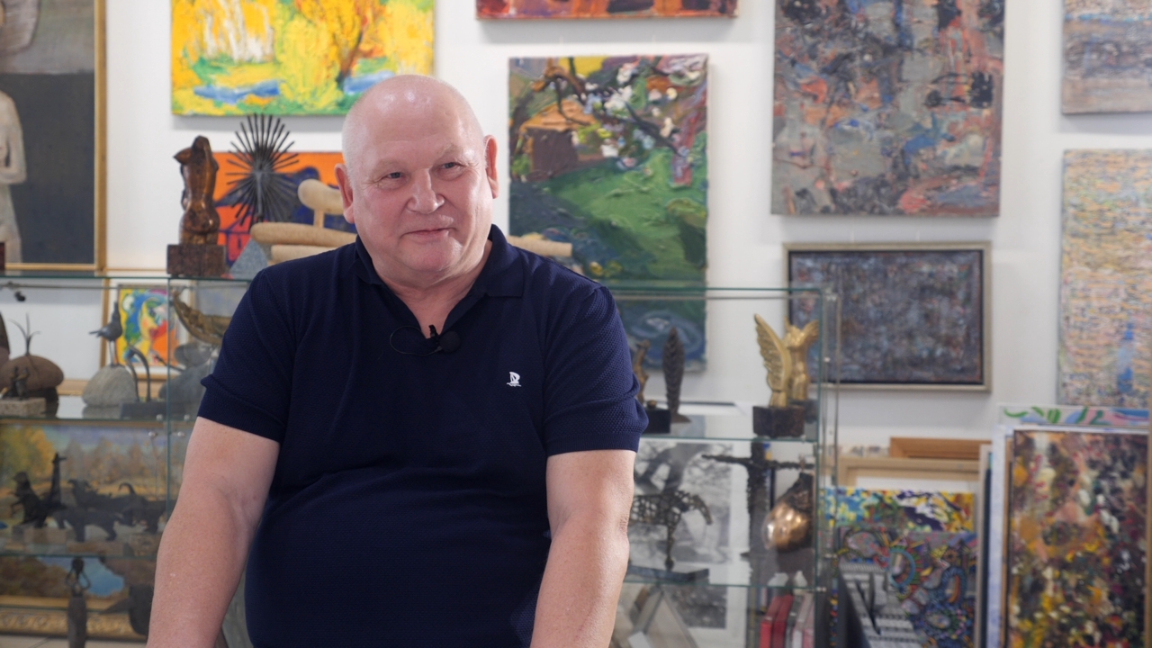 Tapytojas,  habil. dr. Arvydas Palevičius. Interviu stop kadras. Filmavo Rolandas Karalius.