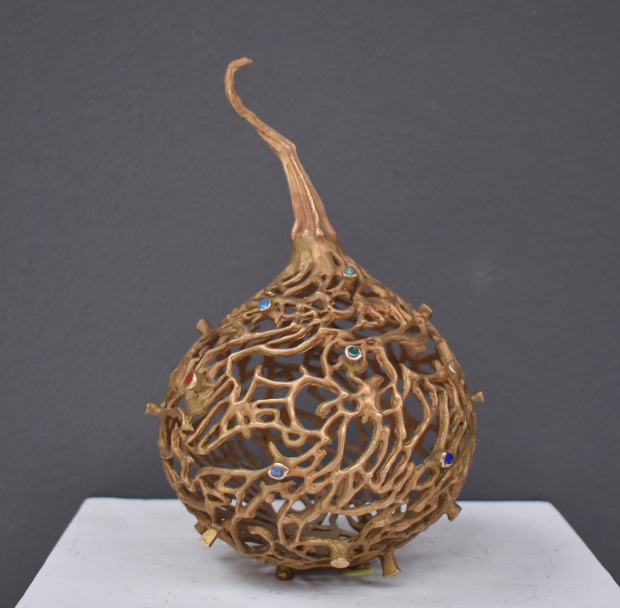 Auksinis svogūnas, 2021, juvelyrinė bronza, pusbrangiai akmenys, h 20,5x14cm, 1/1