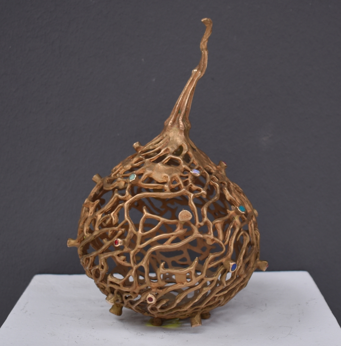 Auksinis svogūnas, 2021, juvelyrinė bronza, pusbrangiai akmenys, h 20,5x14cm, 1/1