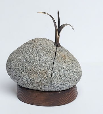 Daigelis, 2025, žalvaris, akmuo, medis, h 20x17x13 cm, 1/1