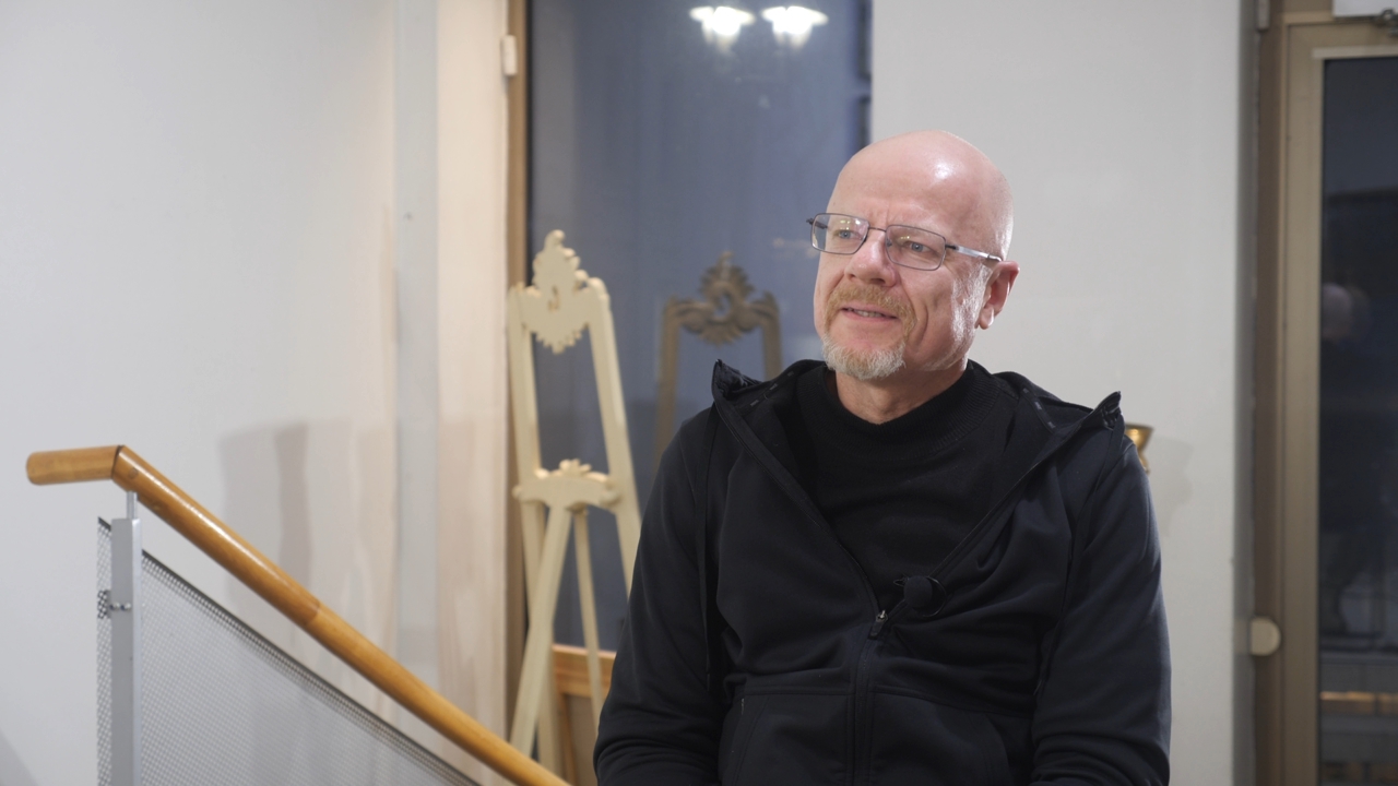 Menininkas Darius Rutkauskas. Interviu stop kadras. Filmavo Rolandas Karalius.