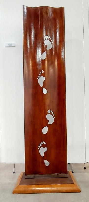 Ėjimas bangomis, 2023, medis, h 170x60x38 cm, 1/1