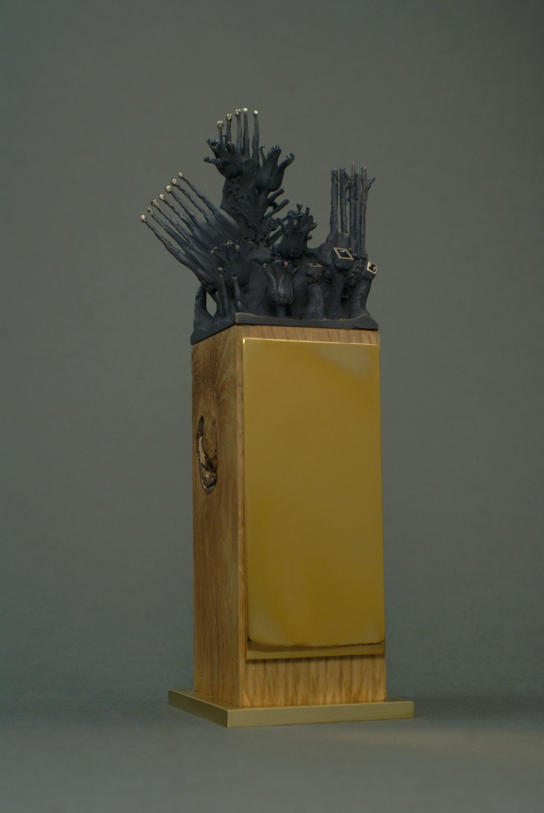 Crown, 2019, bronze, oak, gilding, h 19,5 cm, 1/1