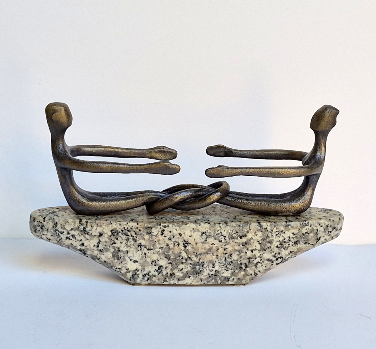 Neišskiriami, 2026, žalvaris, granitas, h 12x21x6 cm, 1/1