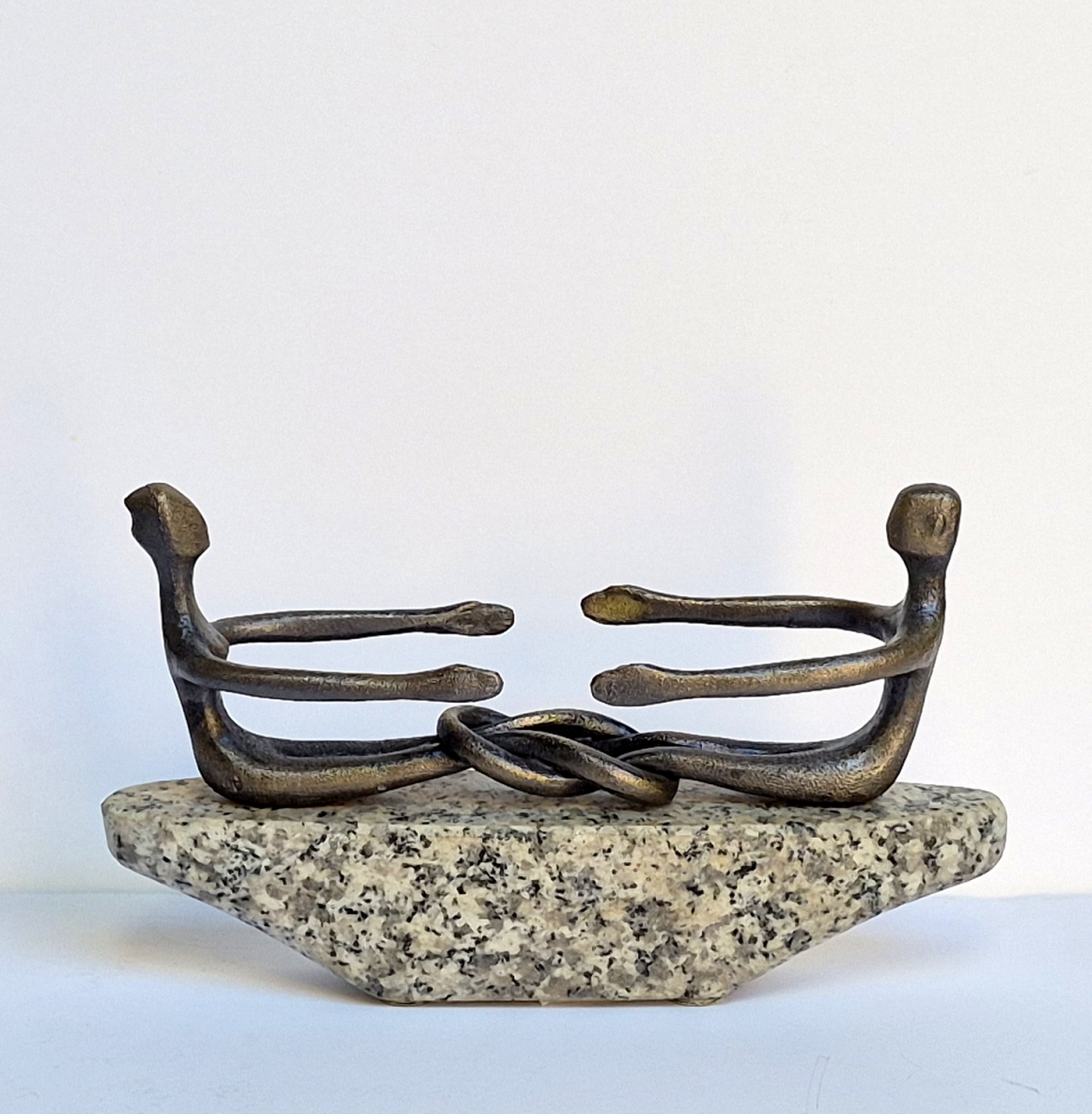 Neišskiriami, 2026, žalvaris, granitas, h 12x21x6 cm, 1/1
