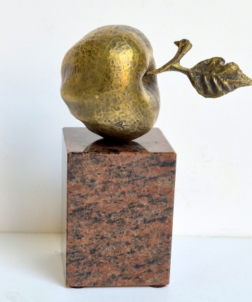 Obuolys. 2004, bronza, h 14,5x10,5x7 cm, 9/10