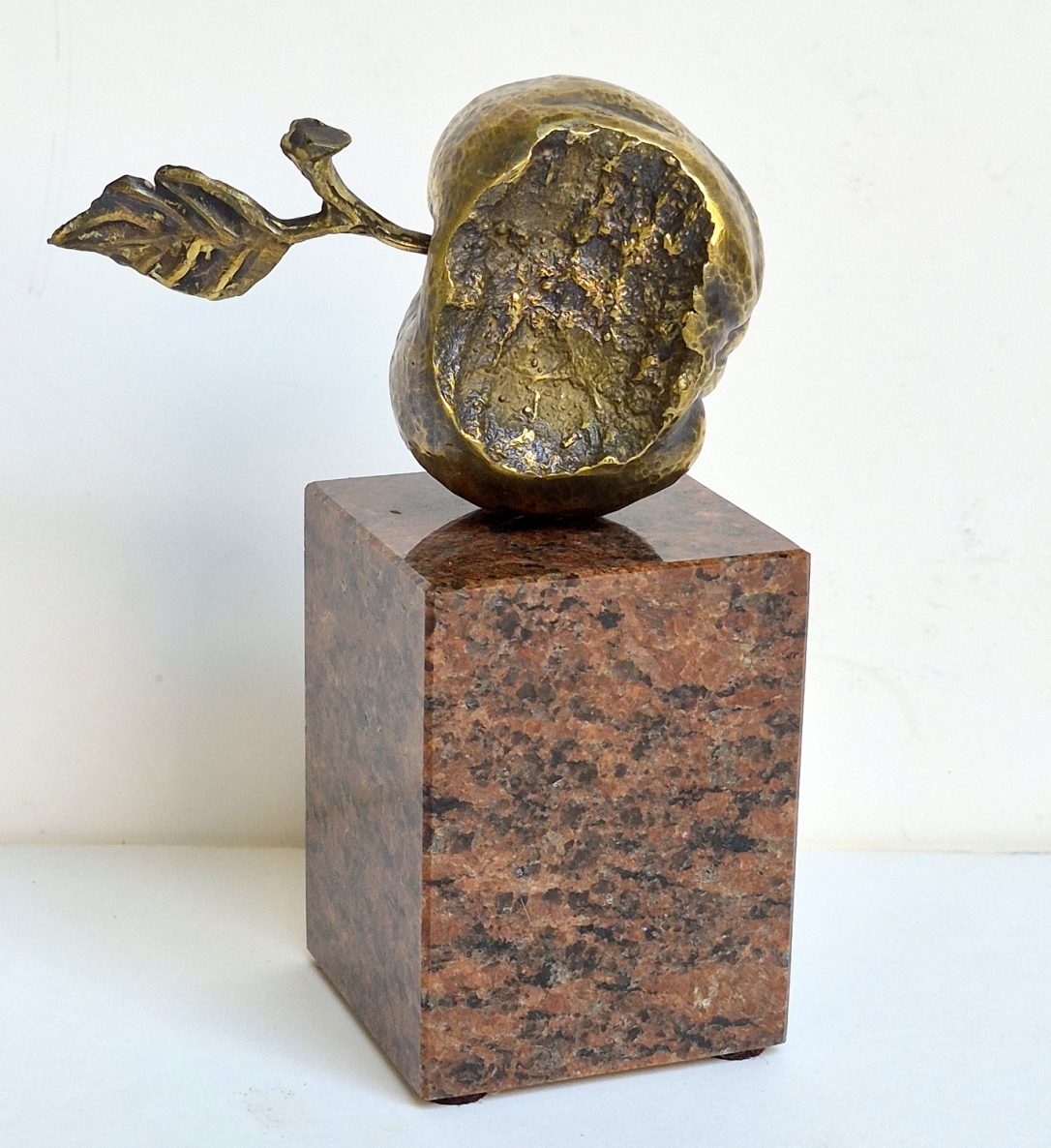Obuolys. 2004, bronza, h 14,5x10,5x7 cm, 9/10