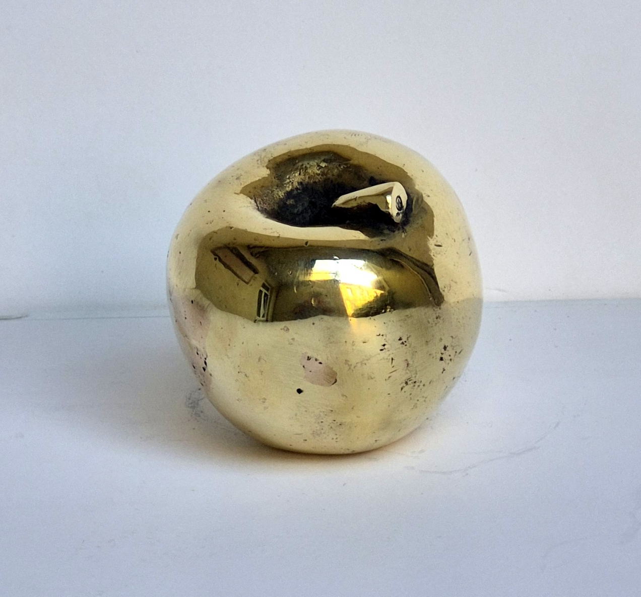 Obuolys, 2025, bronza, h 7x7x7 cm, 5/10