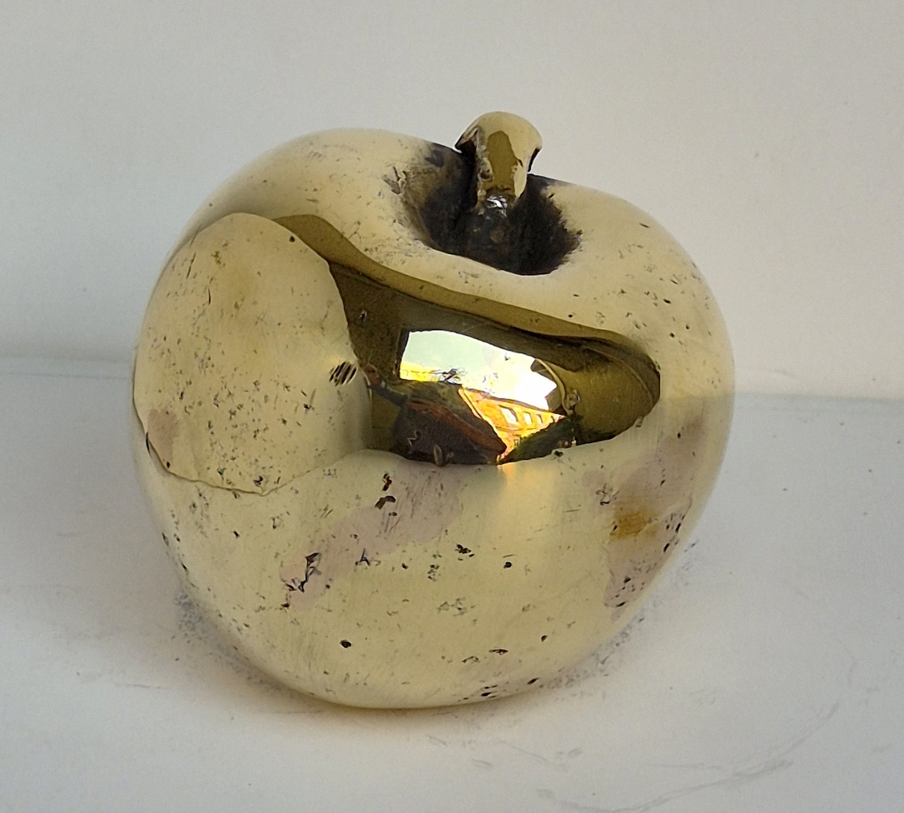 Obuolys, 2025, bronza, h 7x7x7 cm, 5/10