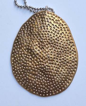 Pakabutis, kietasis Limožo porcelianas, auksavimas, h 6,5x5x0,4 cm, met., grandinėlė, 1/1
