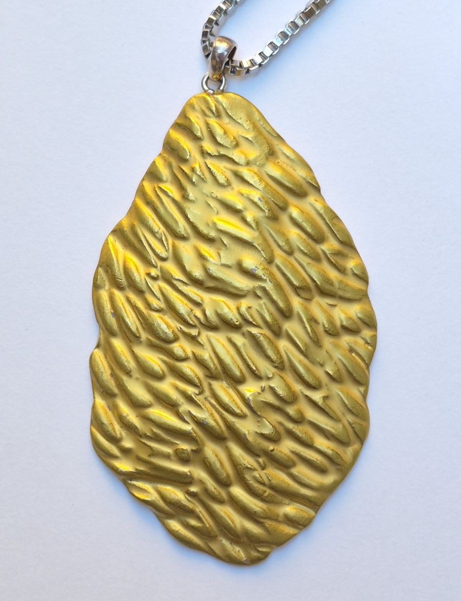 Pakabutis Lapas, kietasis Limožo porcelianas, auksavimas, h 7,2x4x0,4 cm, met., grandinėlė, 1/1