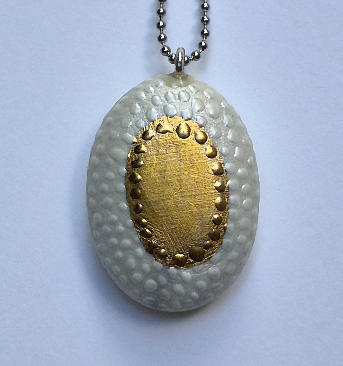 Pakabutis, kietasis Limožo porcelianas, auksavimas, met., grandinėlė, h3,5x2,5x1 cm 1/1