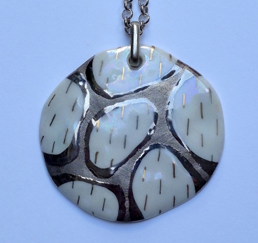 Pakabutis, kietasis Limožo porcelianas, auksavimas, platinavimas, h 5,3x5,5x0,5 cm ,met., grandinėlė, 1/1