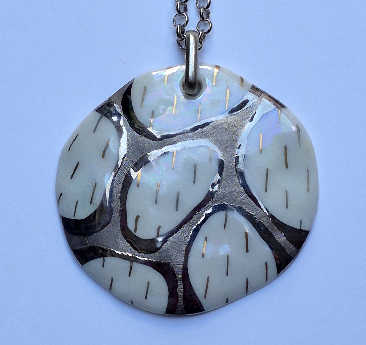 Pakabutis, kietasis Limožo porcelianas, auksavimas, platinavimas, h 5,3x5,5x0,5 cm ,met., grandinėlė, 1/1