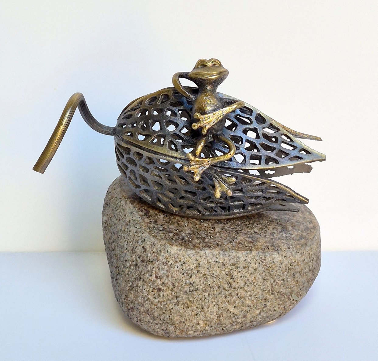 Poilsis, 2026, žalvaris, granitas, h 16x17x12 cm, 1/1