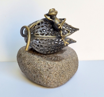 Poilsis, 2026, žalvaris, granitas, h 16x17x12 cm, 1/1