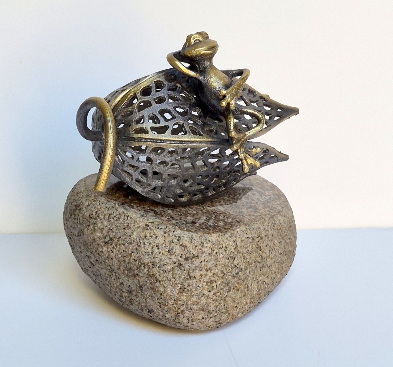 Poilsis, 2026, žalvaris, granitas, h 16x17x12 cm, 1/1
