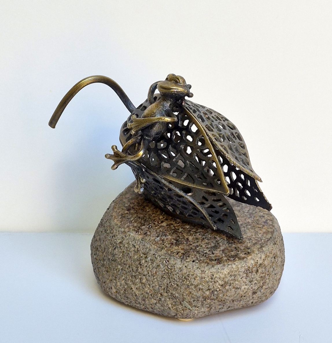 Poilsis, 2026, žalvaris, granitas, h 16x17x12 cm, 1/1