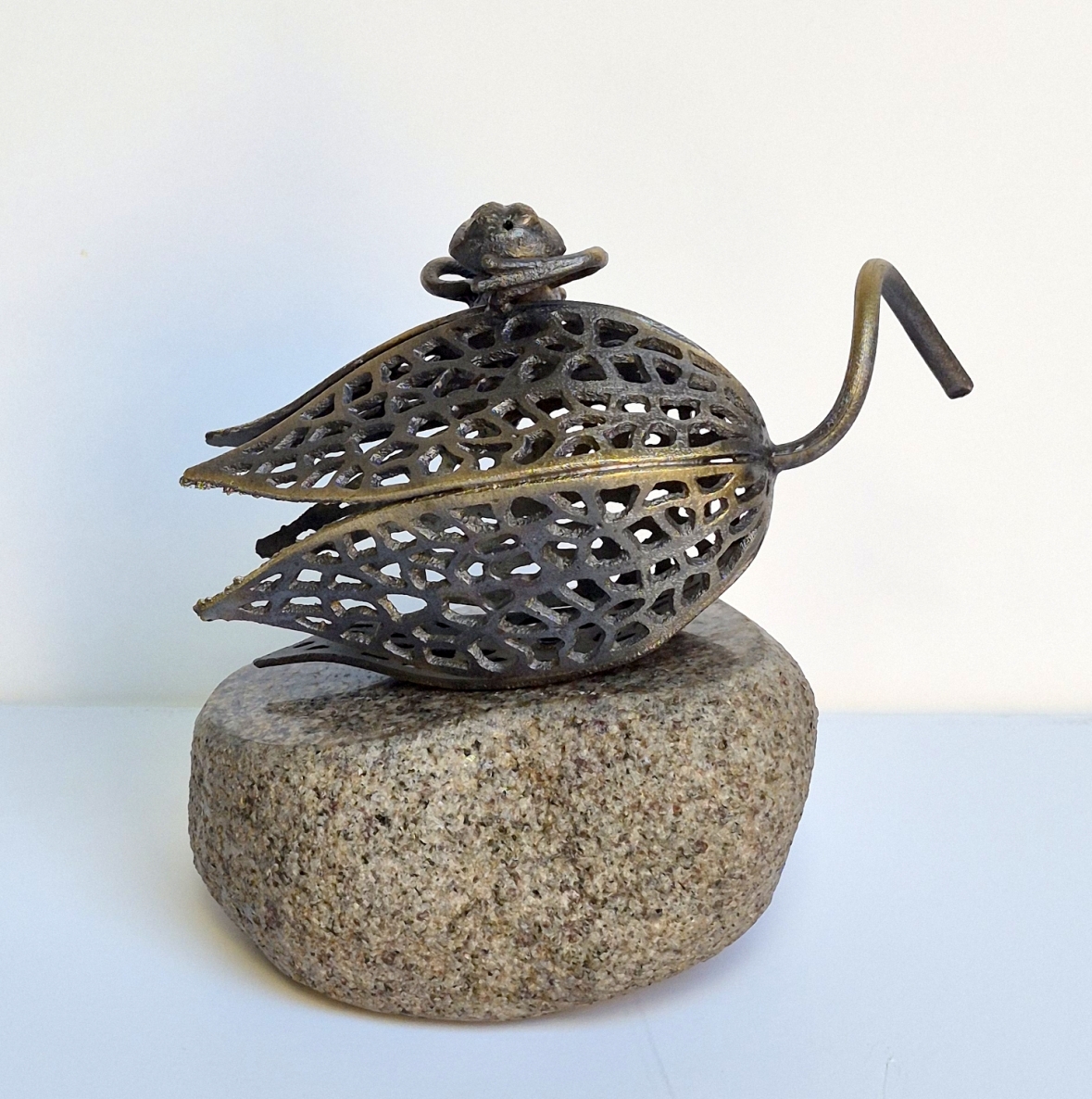 Poilsis, 2026, žalvaris, granitas, h 16x17x12 cm, 1/1