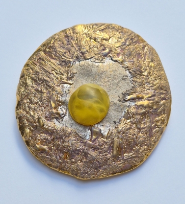 Sagė-pakabutis Saulė, gintaras, kietasis Limožo porcelianas, auksavimas, h 6,3x6,7x1,3 cm, 1/1