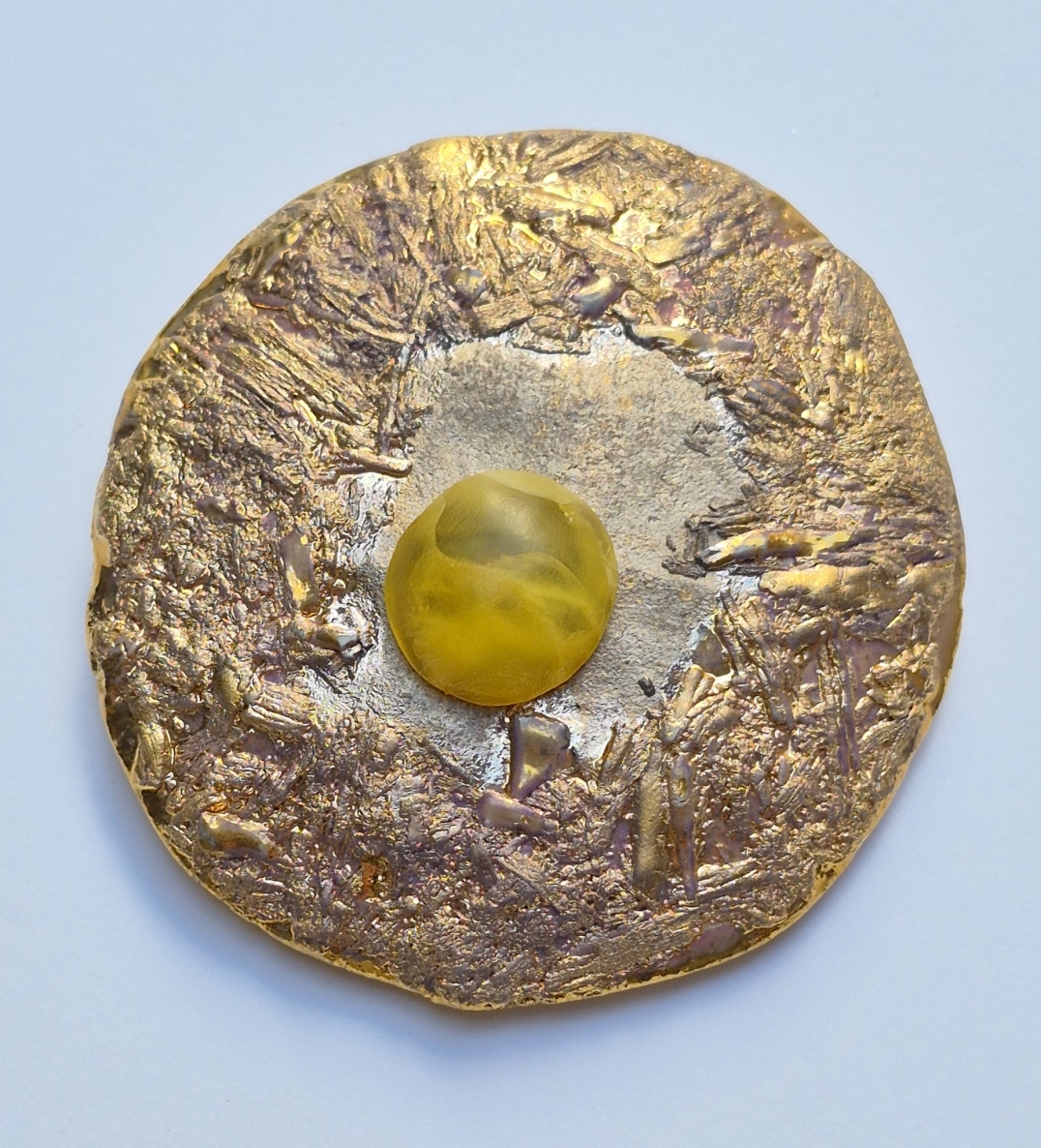 Sagė-pakabutis Saulė, gintaras, kietasis Limožo porcelianas, auksavimas, h 6,3x6,7x1,3 cm, 1/1