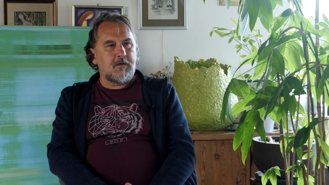 Tapytojas Saulius Rudzikas. Interviu stop kadras. Filmavo Rolandas Karalius.