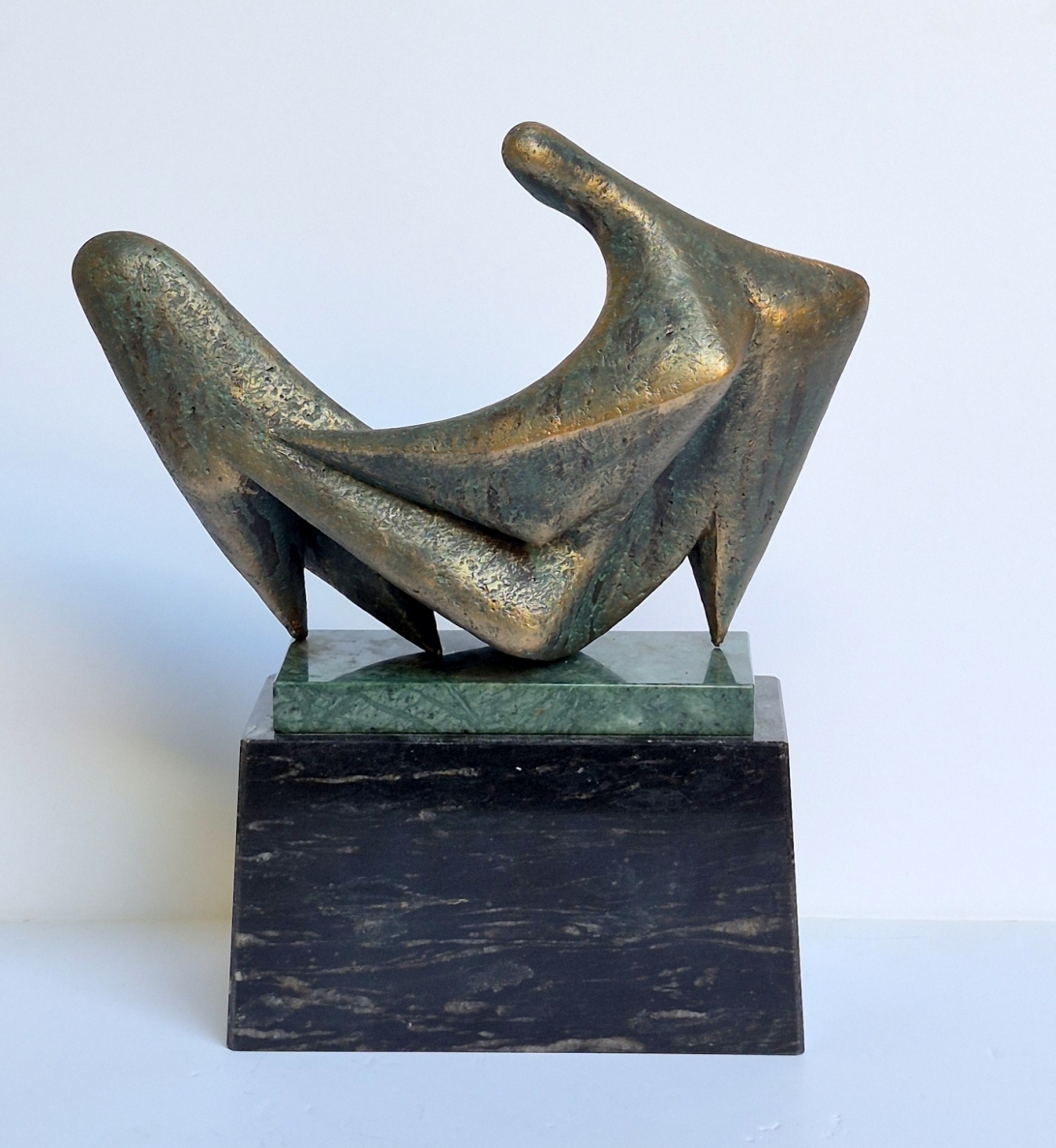 Su savo mintimis, 1996, dažytas šamotas, marmuras, h 33,5x29x11 cm, 2/2