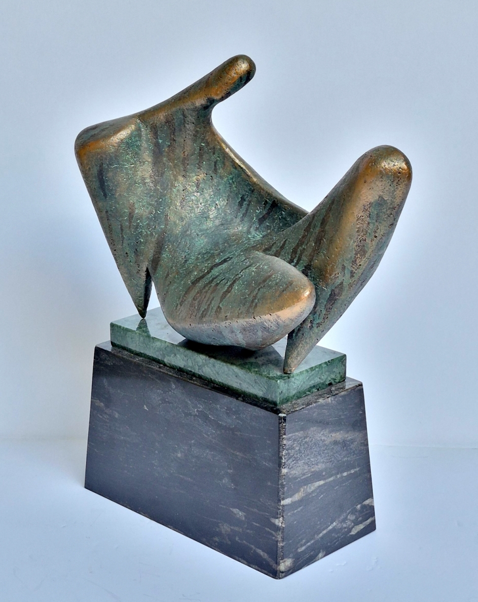 Su savo mintimis, 1996, dažytas šamotas, marmuras, h 33,5x29x11 cm, 2/2