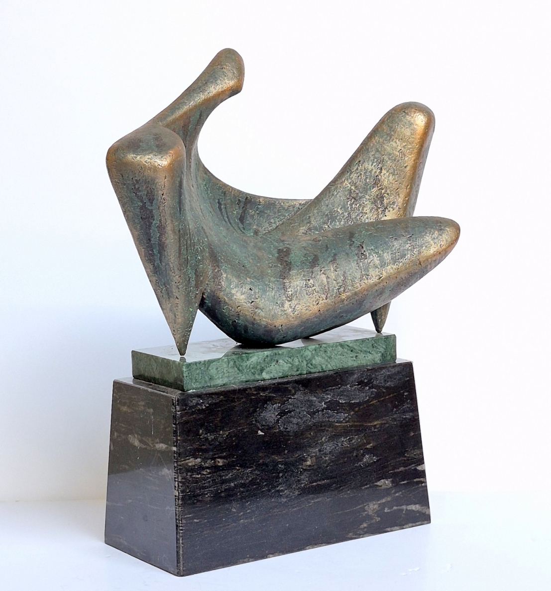 Su savo mintimis, 1996, dažytas šamotas, marmuras, h 33,5x29x11 cm, 2/2