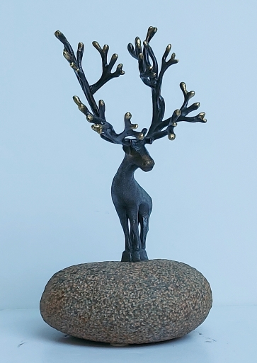 Vadas, 2025, žalvaris, akmuo, h 22x12,5x12 cm, 1/1